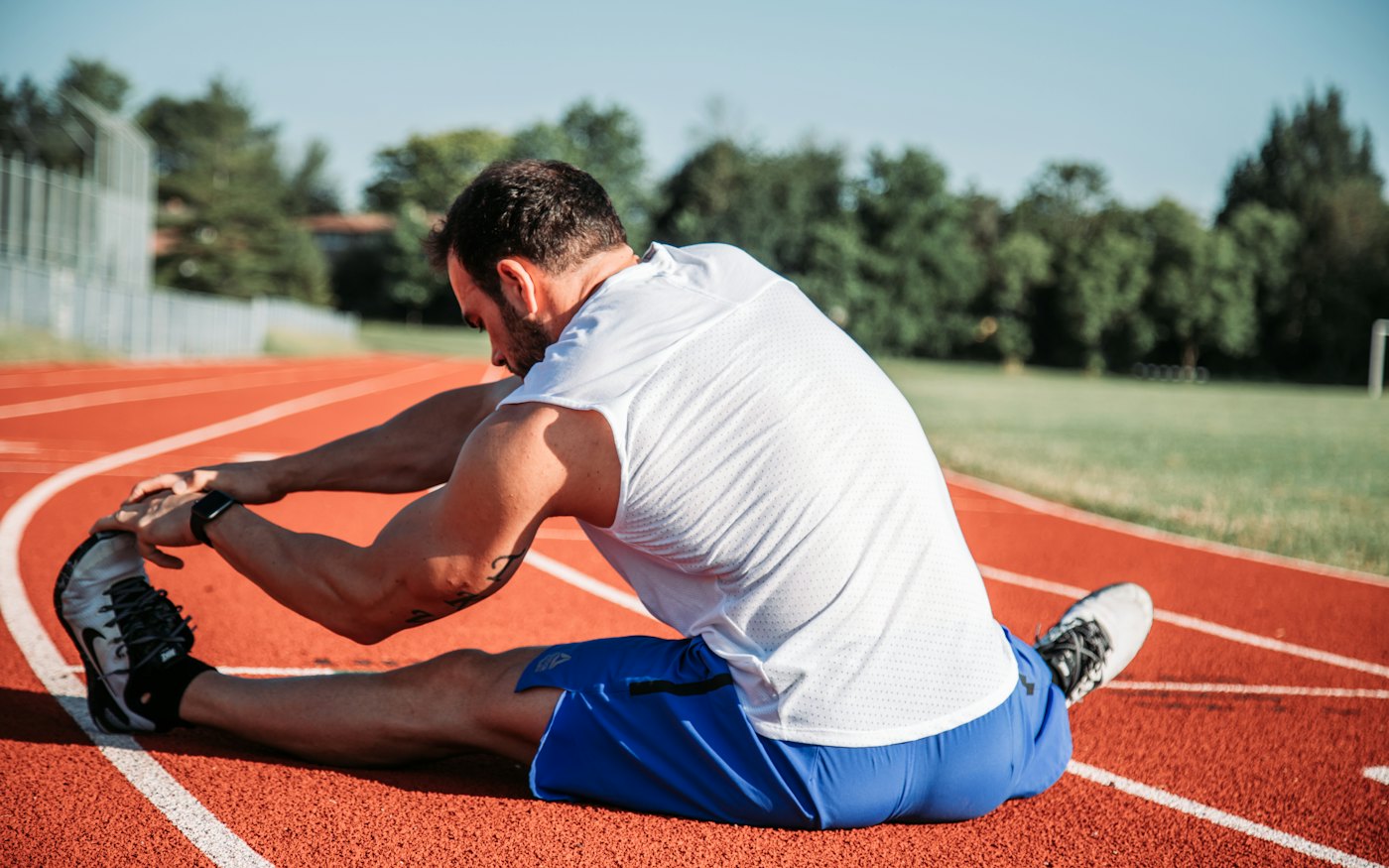 Sportif s'étirant avant une séance de course à pied