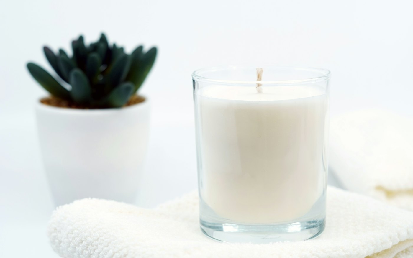 Ambiance de spa apaisante avec bougies et serviettes